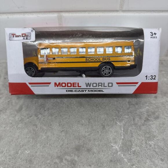 Model World 1:32 school bus die cast model, doors open, lights, sound, pullback - Picture 1 of 8